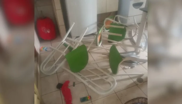 Homem é preso em flagrante após agredir a própria mãe e destruir móveis em Patos de Minas