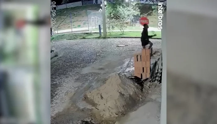 Homem furta serra em obra de Itaúna e é forçado a devolver o item após abordagem