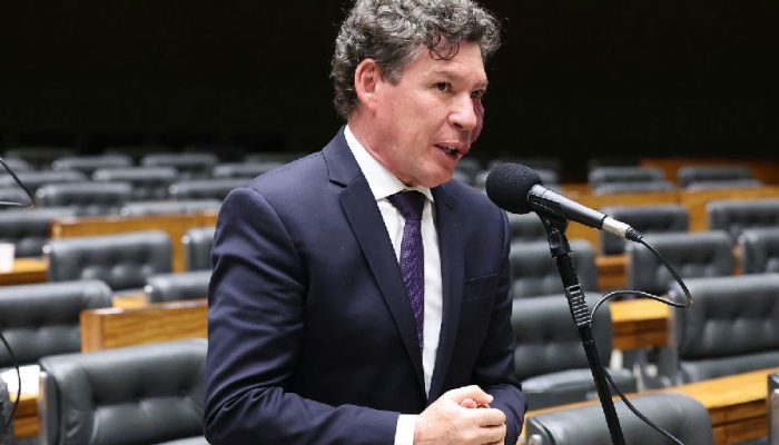 Hugo Motta define Reginaldo Lopes para presidir comissão da MP da taxa das blusinhas