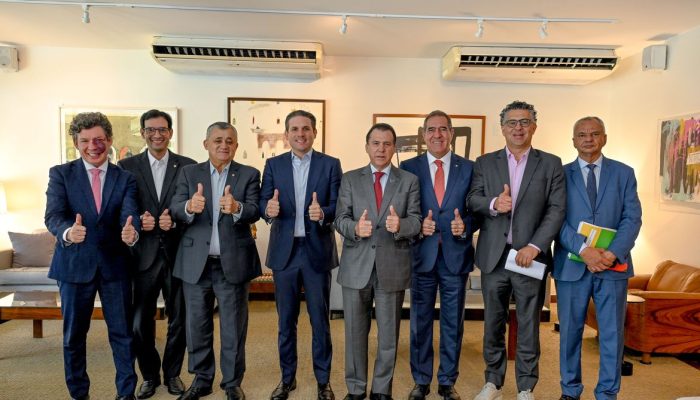 semana, por meio da escala 5x2, além de reduzir a jornada semanal das atuais 44