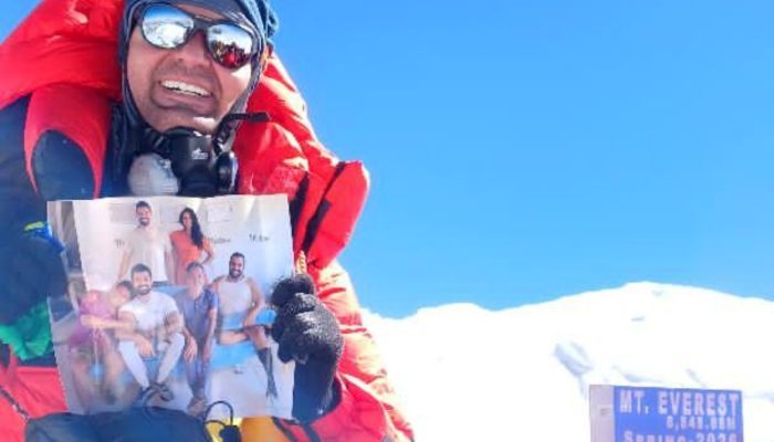 Catmandu e pela cidade de Lukla. Durante a subida, enfrentou frio intenso, baixa