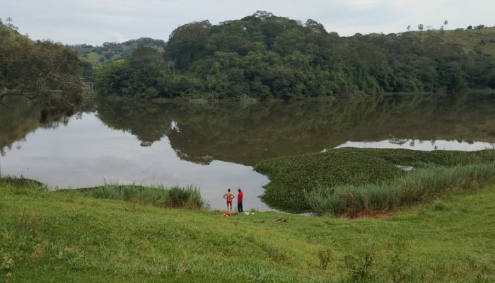 cerca de 150 metros até um ponto adequado para retirada. A Polícia Militar e a p