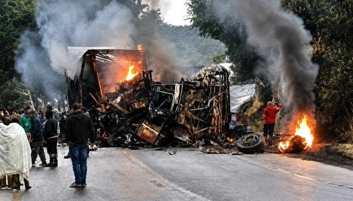 ação, os corpos passarão por exames de identificação e demais procedimentos peri