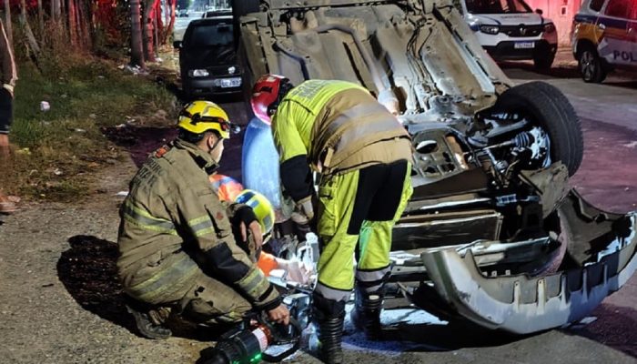Motorista embriagado é preso após bater em carro estacionado e capotar veículo em Juiz de Fora Corpo de Bombeiros/Divulgação