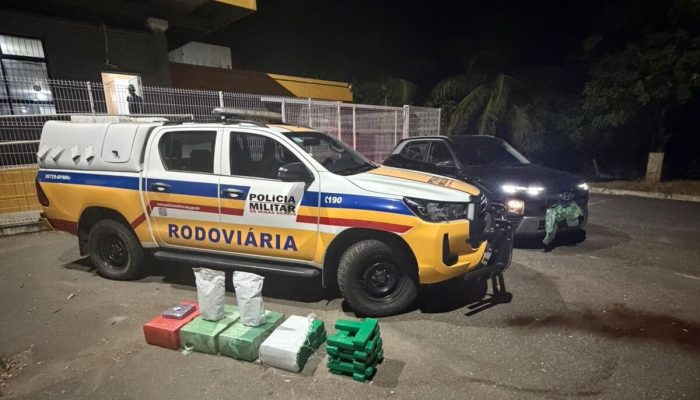 tando 108 barras de maconha na BR-259, em Governador Valadares, na segunda-feira