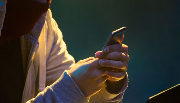 Fraude, golpe, cibercrime, telefone celular- Idec aponta fragilidades na segurança de aplicativos de bancos. Foto: Freepick