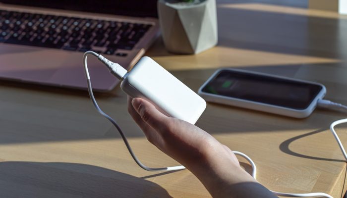 Um power bank pode prover até três cargas completas para o seu celular — Foto: Reprodução/Freepik