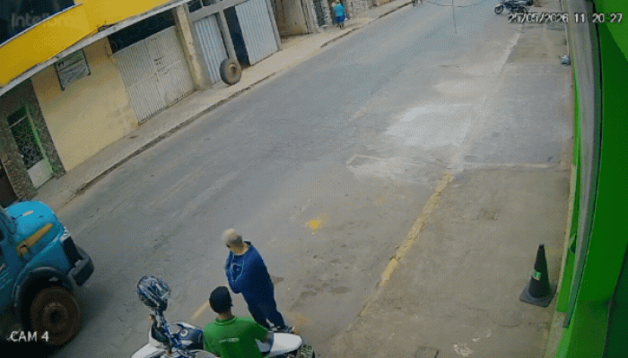 uma roda que se soltou de um caminhão no Centro de Santos Dumont, na manhã da úl