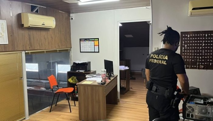 organizar a saída de brasileiros do país, com a emissão de dezenas de passagens