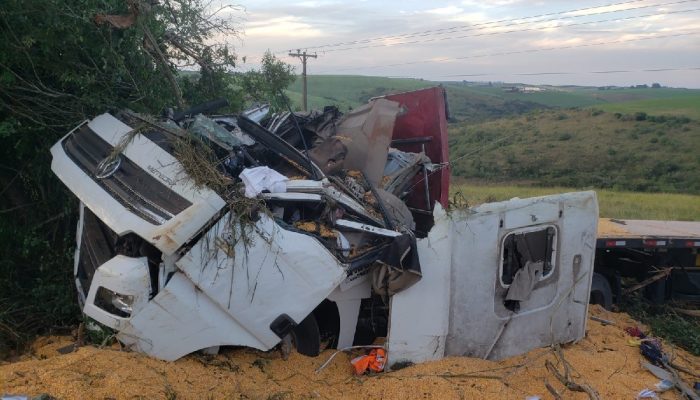 carga de milho após carreta capotar na MGC-383 Polícia Militar Rodoviária (PMRv)