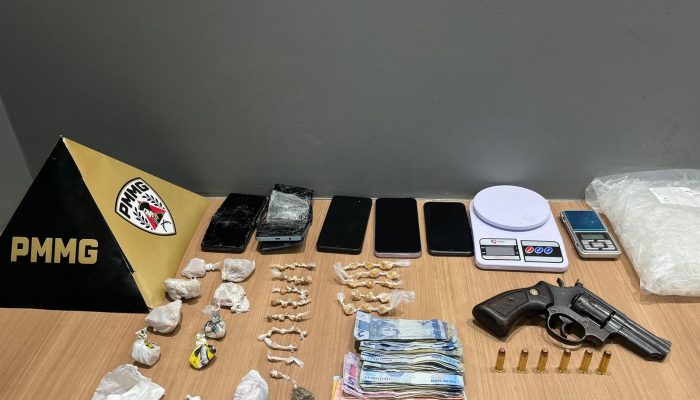 tão do imóvel, os policiais perceberam movimentação intensa. Em seguida, três pe