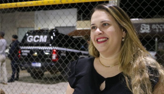 tiva (ao lado do campo de futebol) do bairro, reuniu dezenas de moradores para c