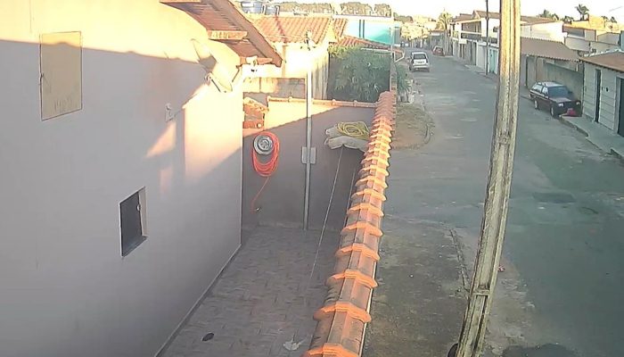carro em calçada em Serrania Uma mulher de 38 anos e seu filho de 10 anos foram