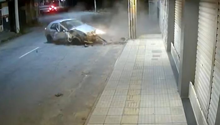 Acidente carro e poste na rua Bonsucesso em Divinópolis Redes sociais/Reprodução