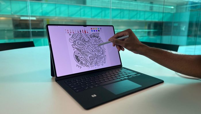 Homem usando o aplicativo Penup, do Galaxy Tab S10 Ultra, para pintar — Foto: Amanda Zola/TechTudo