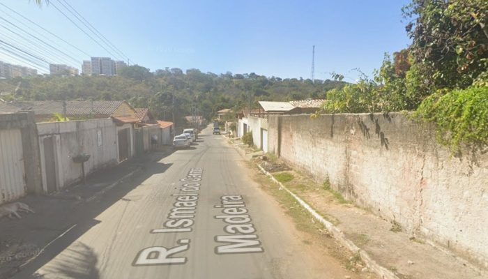 todo o quarto. A Polícia Militar foi acionada por volta de 1h por vizinhos que e