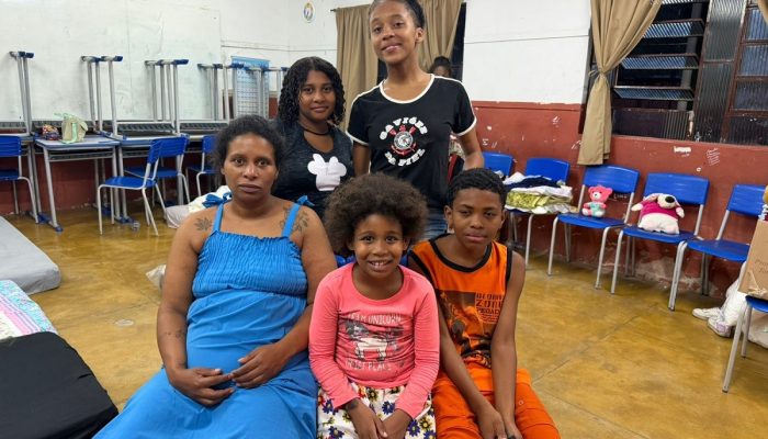 Tainara Tomé Correia Valadão com os filhos e a sobrinha em abrigo logo após as chuvas em Juiz de Fora Luiza Sudré/g1