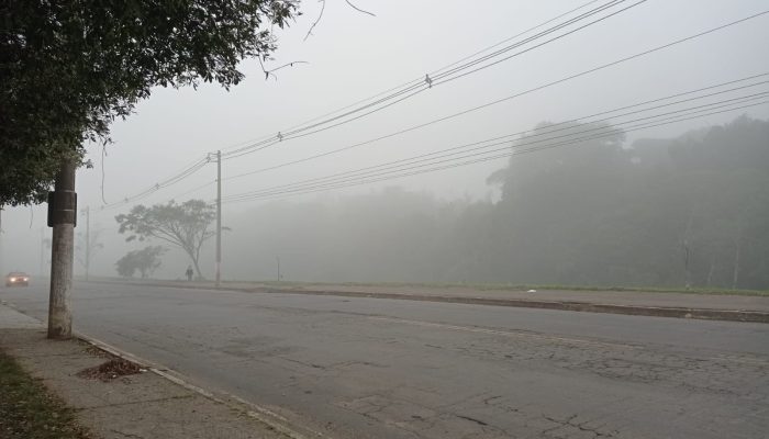 um sistema de alta pressão, que inibe a formação de nuvens, deixa o céu claro, m