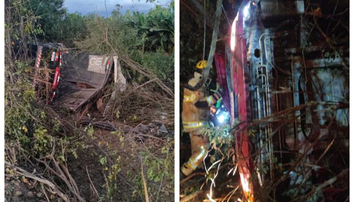 Grande Minas no WhatsApp Caminhão tombou fora da pista Corpo de Bombeiros/Divulgação