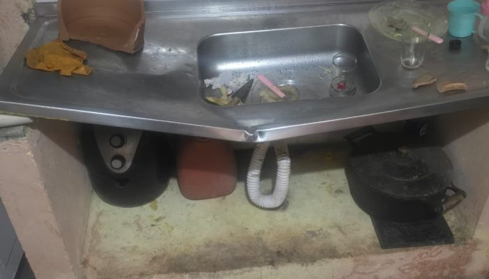 causa do som, o esposo se exaltou e quebrou a caixa de som que pertence à entead