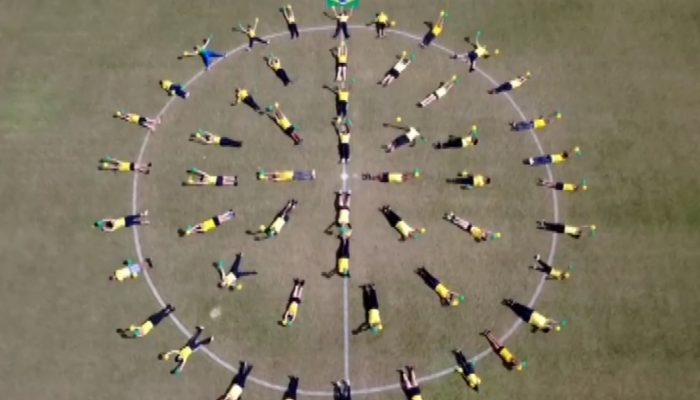 meio do projeto Flash Mob Pouso Alegre, que reúne cerca de 100 participantes, en