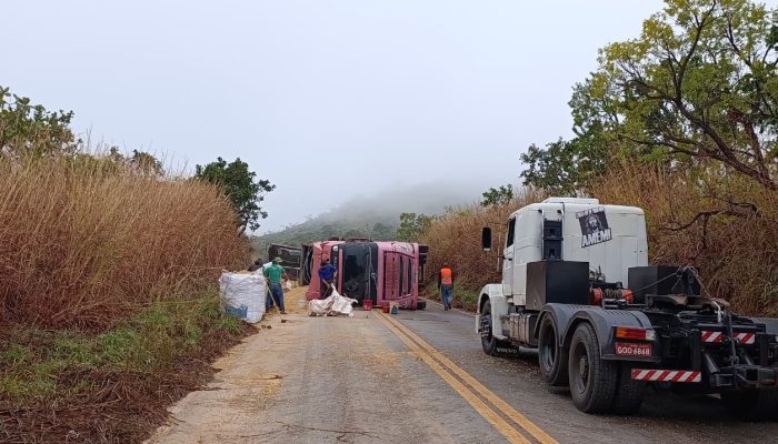Caminhão tombou na Serra de Israel em Unaí Polícia Militar/Divulgação