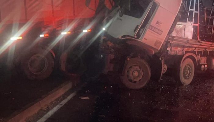óleo na pista e capota caminhonete na BR-251 Motociclista morre após bater de fr