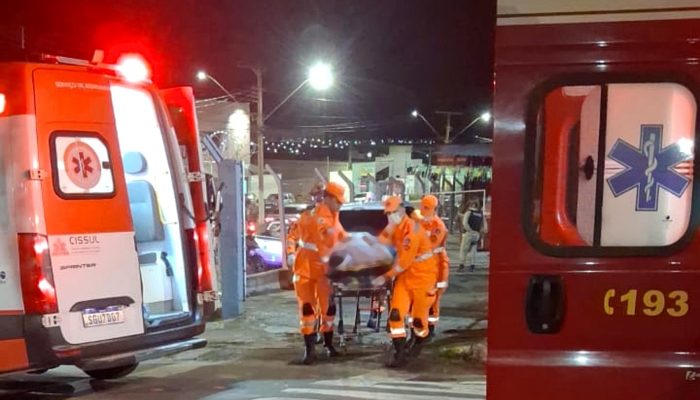 terceiros ao hospital antes da chegada das equipes de resgate. Outras duas vítim