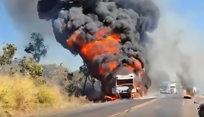 Motorista compra caminhonete de luxo pela internet e veículo é apreendido Motorista de Porsche fura blitz e bate o carro após ser perseguido a tiros pela PM Garupa morre em acident