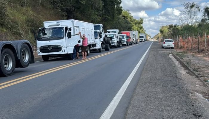 tava cerca de 30 mil litros de combustível e ficou tombado em uma canaleta às ma