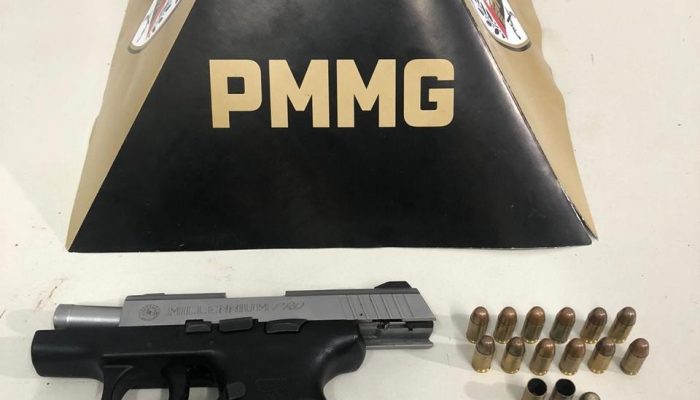 Polícia encontra arma escondida em caixa de livros em Governador Valadares Polícia Militar/Divulgação
