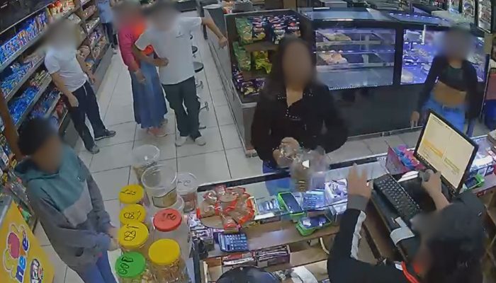 clientes em Betim, na Grande BH A funcionária de uma padaria em Betim, na Região