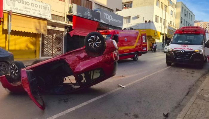 Colisão envolveu um carro e uma caminhonete Montagem/g1