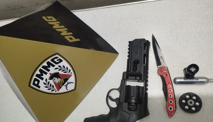 tando uma arma, o homem chegou a subir na laje da residência da vítima. Nesse do