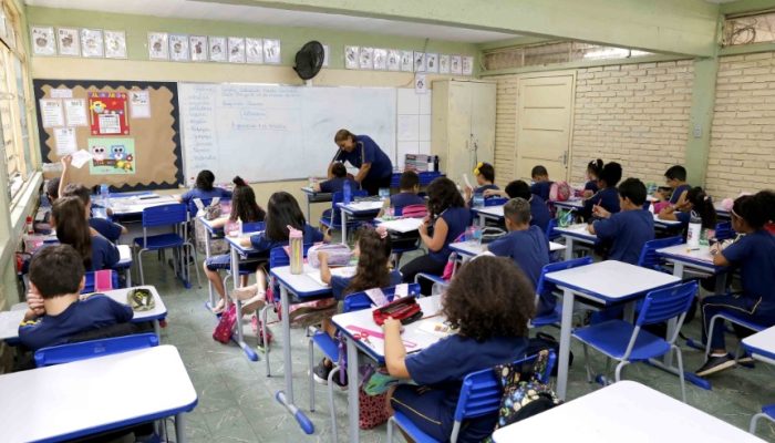 meio do Sistema Mineiro de Administração Escolar (Simade) e o encaminha para ass