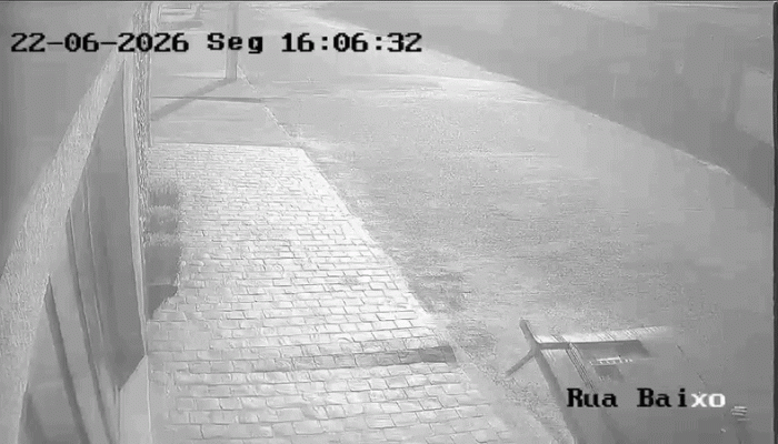 volta das 15h50, na rua Oliveira Lima. A moradora contou à produção que chegou e