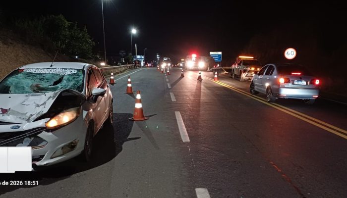 um carro. O acidente aconteceu em frente à base do Serviço de Atendimento ao Usu