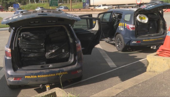 tadas em uma carreta na BR-262, em Betim, na Região Metropolitana de Belo Horizo