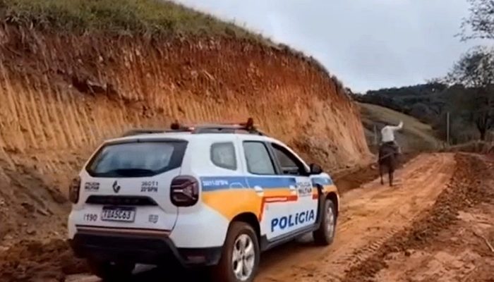 uma corda em uma estrada com muito barro. Viatura da PM de Minas Gerais é puxada