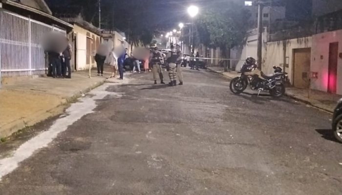 mil em Uberlândia Homem morre em troca de tiros com a PM após perseguição em MG Ataque a tiros no bairro Brasil em Uberlândia Redes sociais/Reprodução