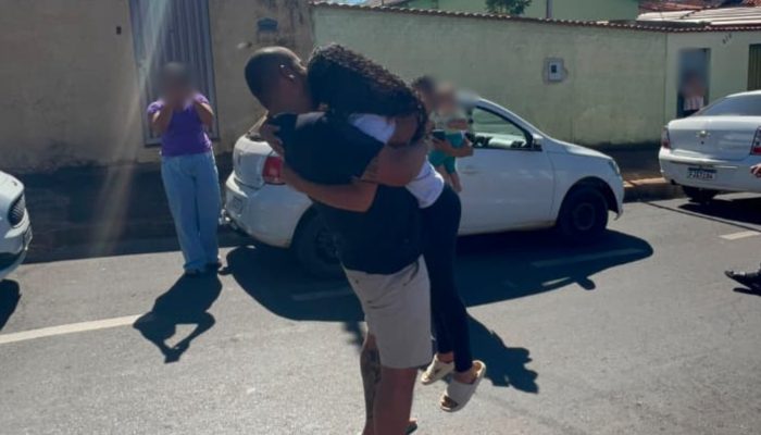 Primeira surpresa Caminhoneiro conta que foi uma das primeiras vezes que buscou a filha na escola Reprodução/Redes Sociais