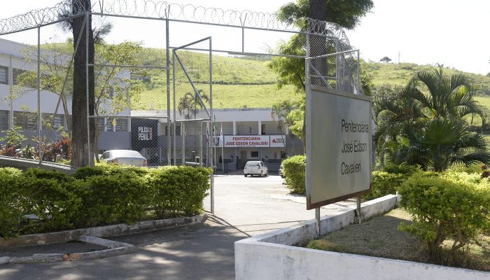árias ou retorno do trabalho, que ficariam por horas em um ambiente sem iluminaç