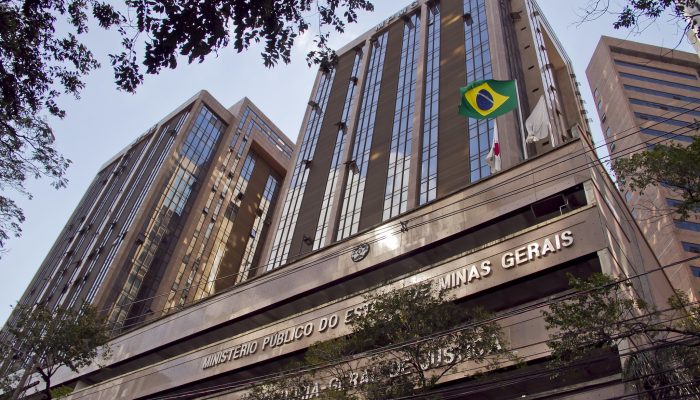 integrante do órgão, considerando todas as verbas recebidas no período, que incl