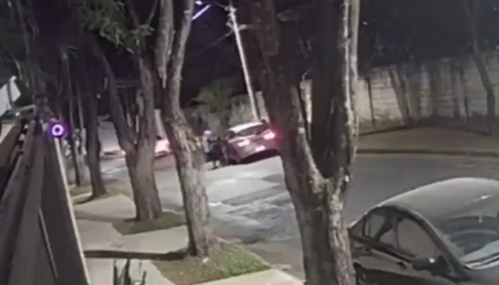 um dos criminosos, que a jogou para fora do automóvel. A mulher sofreu escoriaçõ
