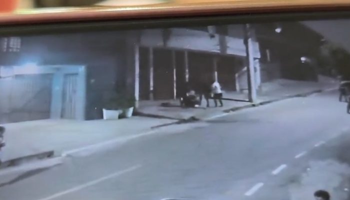 volta das 22h20 da última quinta-feira (2), quando foi cercado pelos agressores