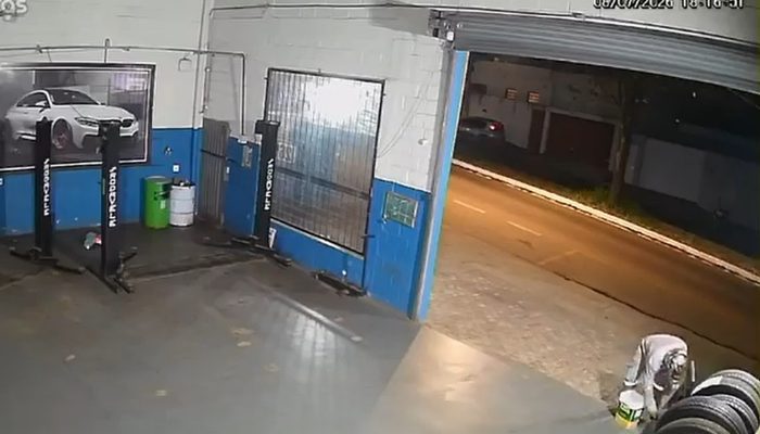 câmeras de segurança ateando fogo em uma oficina mecânica em Passos (MG), na noi