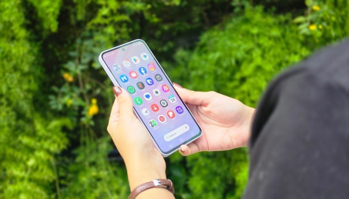 Galaxy A37 é uma opção custo-benefício com recursos também disponíveis em aparelhos premium; confira outras 5 opções — Foto: Julia Rabaça/TechTudo
