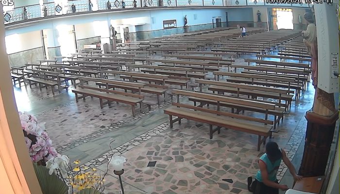 câmeras de segurança abrindo uma caixa onde ficam donativos dentro da Igreja Mat