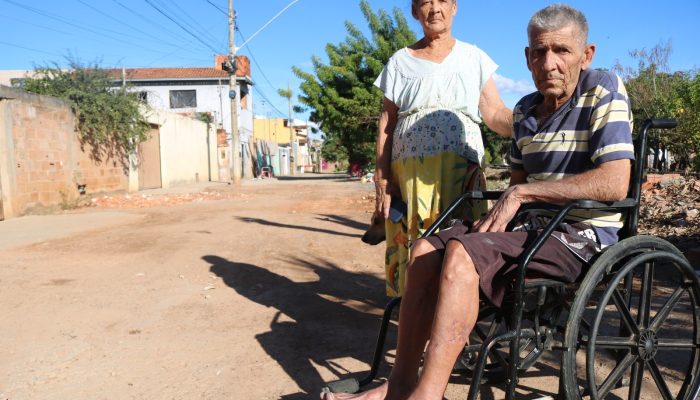 acessibilidade”, celebrou França. A aposentada Maria Angelina e seu marido, Gera