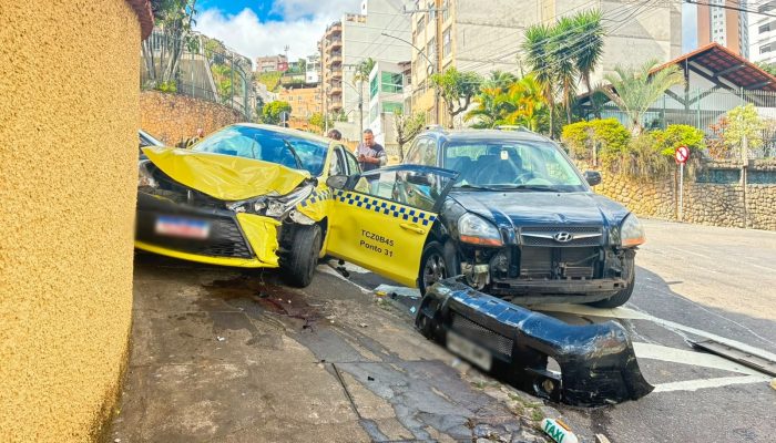Criança e mãe ficam feridas em colisão entre carro e táxi no bairro Bom Pastor, em Juiz de Fora